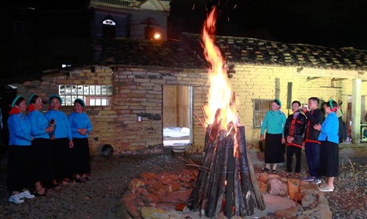 Đồng bào dân tộc Sán Chỉ biểu diễn, giao lưu văn nghệ tại Homestay Đại Dực. Ảnh: Đoàn Hưng