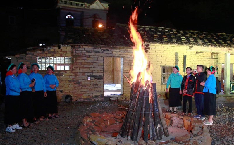 Đồng bào dân tộc Sán Chỉ biểu diễn, giao lưu văn nghệ tại Homestay Đại Dực. Ảnh: Đoàn Hưng