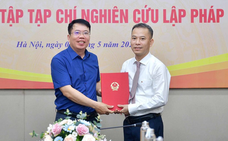 Viện trưởng Viện Nghiên cứu lập pháp Nguyễn Văn Hiển trao Quyết định bổ nhiệm Tổng Biên tập Tạp chí Nghiên cứu lập pháp. Ảnh: VPQH