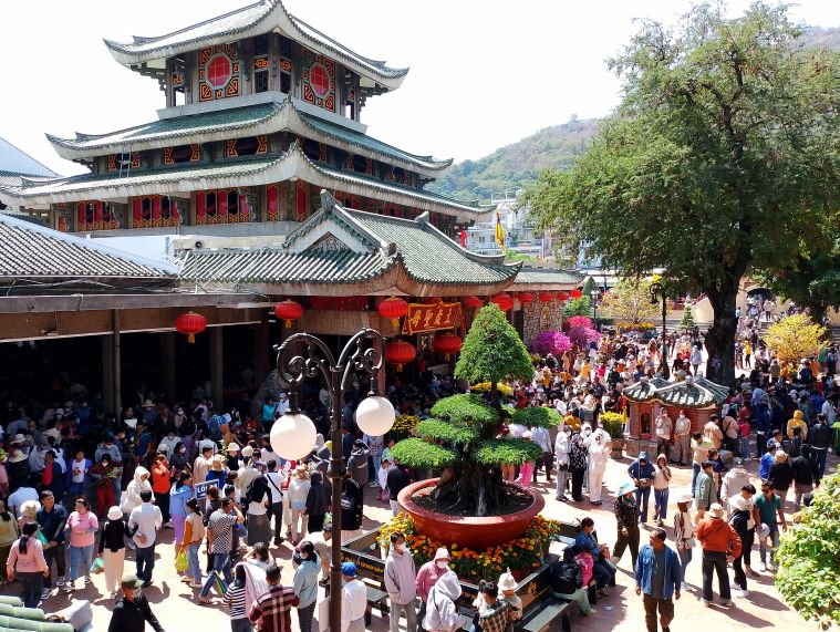 Miếu Bà Chúa xứ Núi Sam, một trong điểm thu hút nhiều du khách trong kỳ nghỉ lễ 30.4, 1.5. Ảnh: Lâm Điền