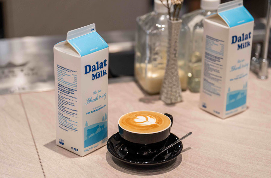 Thức uống yêu thích của nhà vô địch VNBC 2023 vào mỗi sáng luôn là ly Latte nóng được pha từ hạt cà phê đặc sản và sữa tươi nguyên chất Dalatmilk. Ảnh: Thanh An