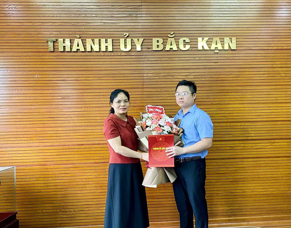 Phó Bí thư Thường trực Thành ủy Bắc Kạn Triệu Thị Thu Hoài trao quyết định bổ nhiệm và tặng hoa chúc mừng tân Phó Chánh Văn phòng Thành ủy. Ảnh: backancity.gov.vn  