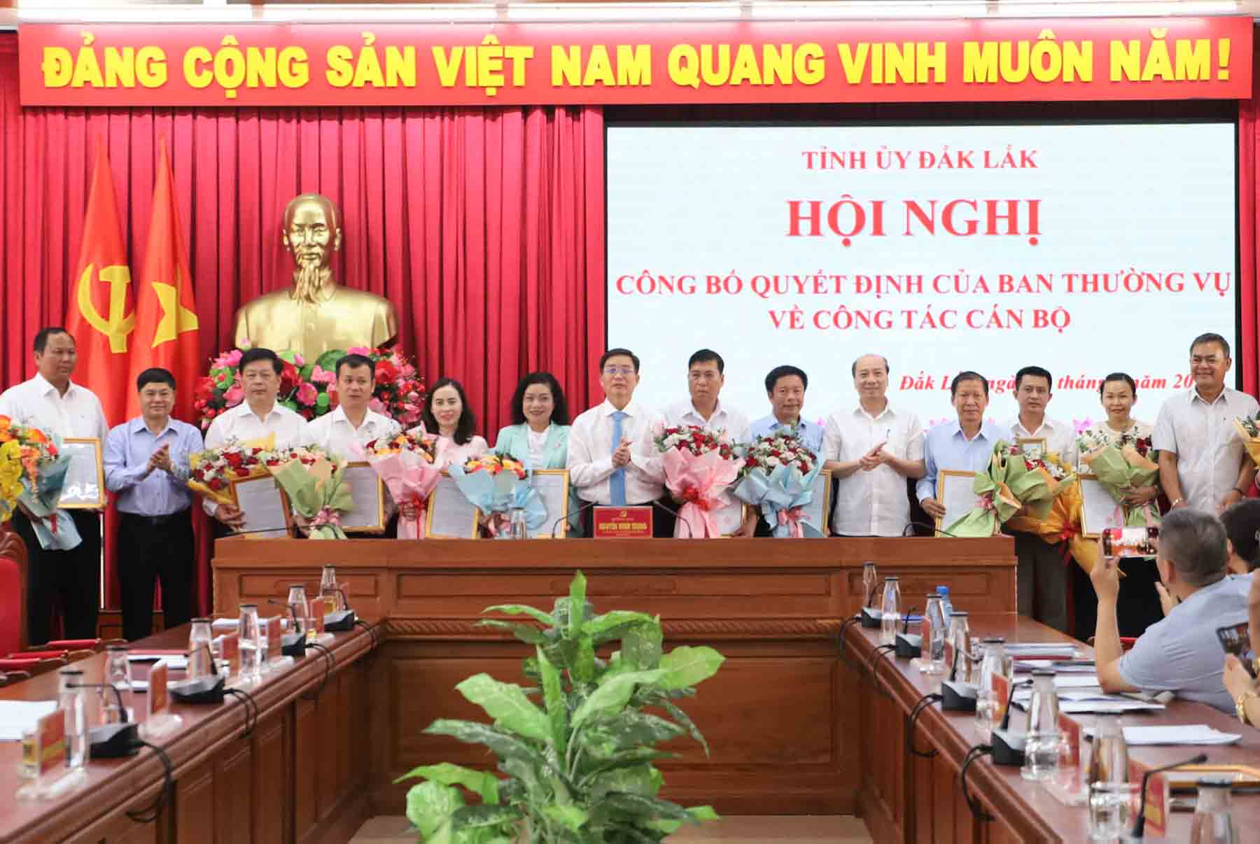 Thường trực Tỉnh ủy Đắk Lắk trao quyết định và tặng hoa chúc mừng các nhân sự được điều động, bổ nhiệm. Ảnh: daklak.gov.vn