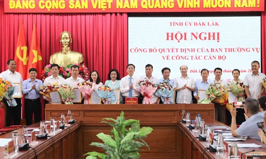 Thường trực Tỉnh ủy Đắk Lắk trao quyết định và tặng hoa chúc mừng các nhân sự được điều động, bổ nhiệm. Ảnh: daklak.gov.vn