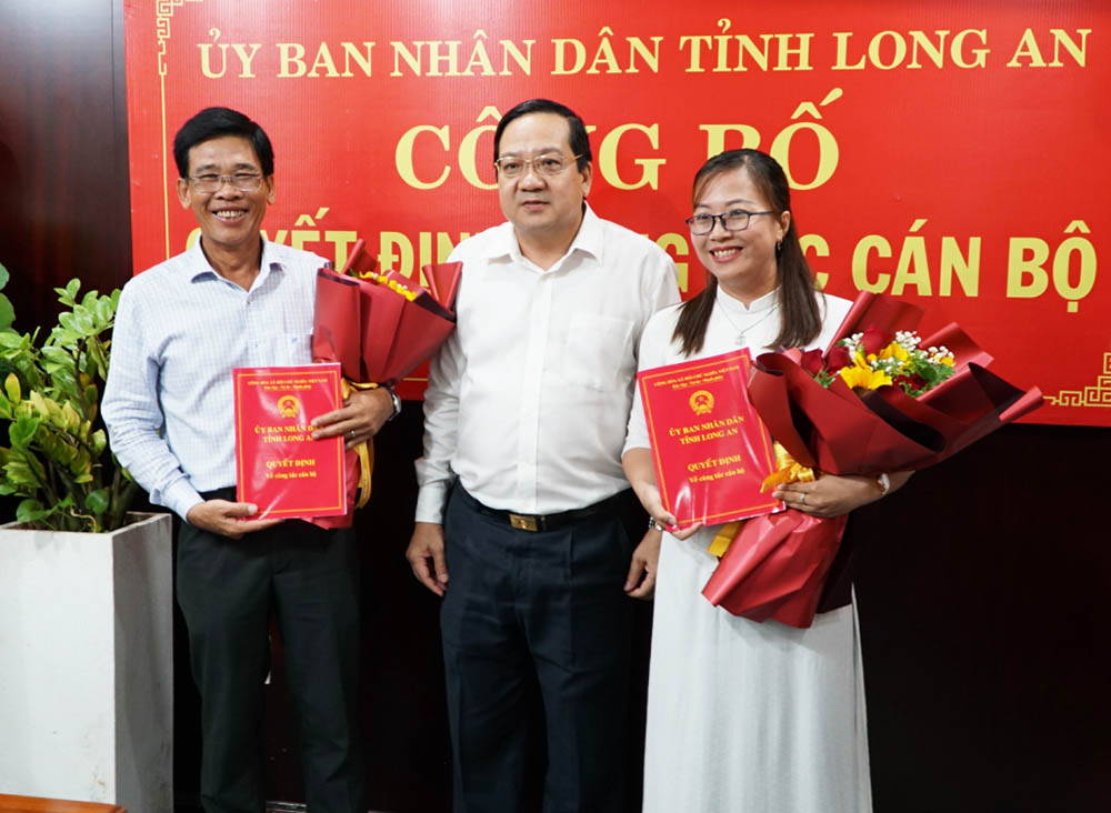 Phó Chủ tịch UBND tỉnh - Nguyễn Minh Lâm trao quyết định cho ông Hồ Văn Dân và bà Đặng Thị Thanh Huyền. Ảnh: Thanh Nga