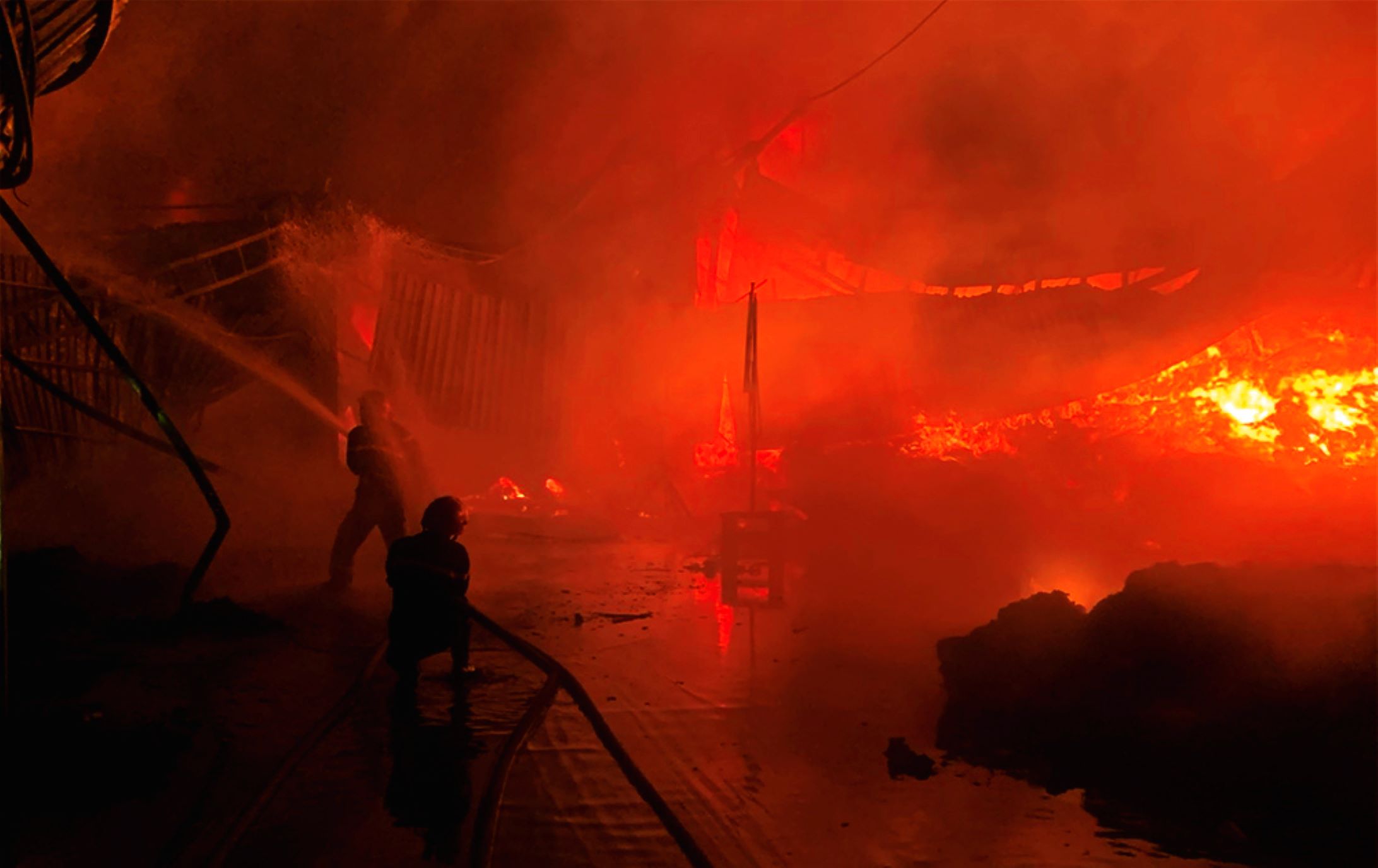 Hiện trường vụ hỏa hoạn với ngọn lửa bao trùm lên kho phế liệu ở huyện Châu Thành (An Giang). Ảnh: Vũ Tiến