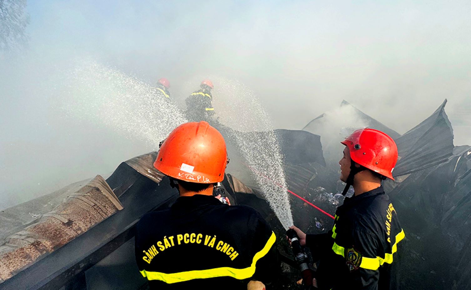 Lực lượng Cảnh sát Phòng cháy, chữa cháy và Cứu nạn, cứu hộ Công an tỉnh An Giang tham gia khống chế ngọn lửa. Ảnh: Vũ Tiến