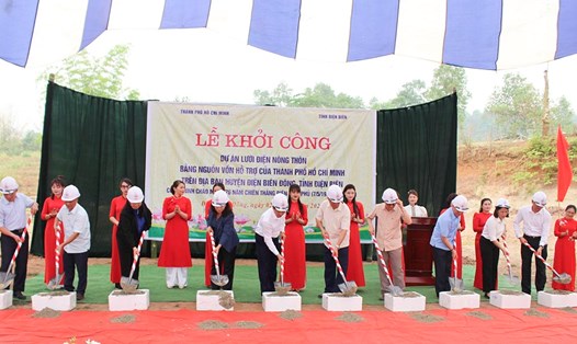 TP Hồ Chí Minh hỗ trợ tỉnh Điện Biên 50 tỉ đồng xây dựng lưới điện nông thôn nhân dịp Kỷ niệm 70 năm Chiến thắng Điện Biên Phủ. Ảnh: Lan Anh