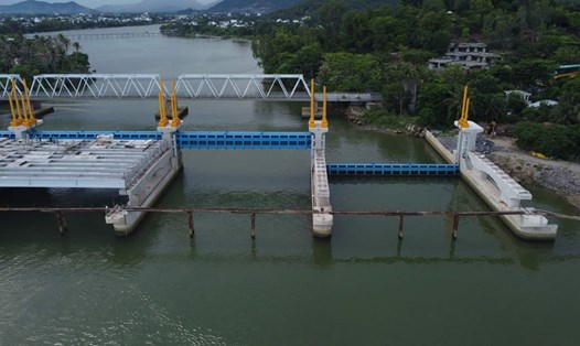 Công trình đập ngăn mặn trên sông Cái Nha Trang chậm tiến độ vì vướng mặt bằng. Ảnh: Hữu Long