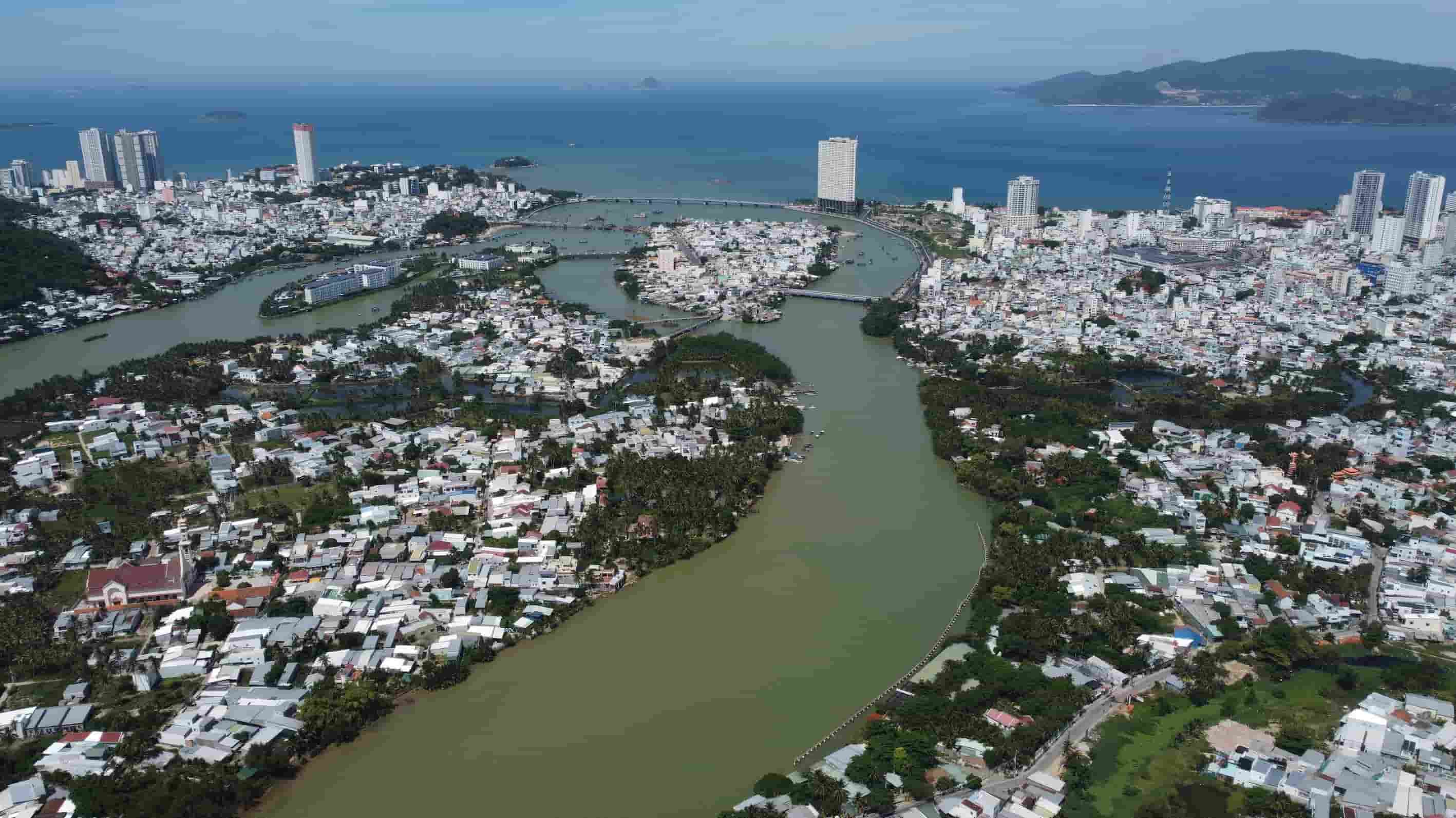 Dự án Đập ngăn mặn Nha Trang được kỳ vọng giúp ngăn chặn tình trạng nhiễm mặn sông Cái Nha Trang vào mùa khô, đảm bảo thoát lũ vào mùa mưa và nguồn nước sinh hoạt cho khoảng 500.000 người dân TP Nha Trang, một phần huyện Diên Khánh.