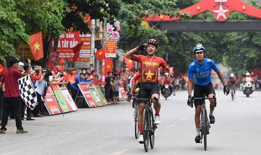 Phạm Lê Xuân Lộc (Quân đội) về nhất chặng 2 cuộc đua xe đạp "Về Điện Biên Phủ - 2024, Cúp Báo Quân đội nhân dân". Ảnh: Ban tổ chức