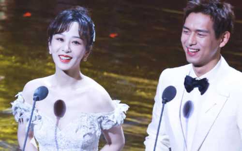 Lý Hiện và Dương Tử nhận về nhiều giải thưởng danh giá nhờ diễn xuất trong “Cá mực hầm mật“. Ảnh: Weibo.