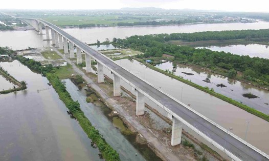 Cầu Văn Úc thuộc dự án tuyến đường bộ ven biển dù đã hoàn thành được 1 năm nay những vẫn chưa được đưa vào sử dụng. Ảnh: Hoàng Khôi
