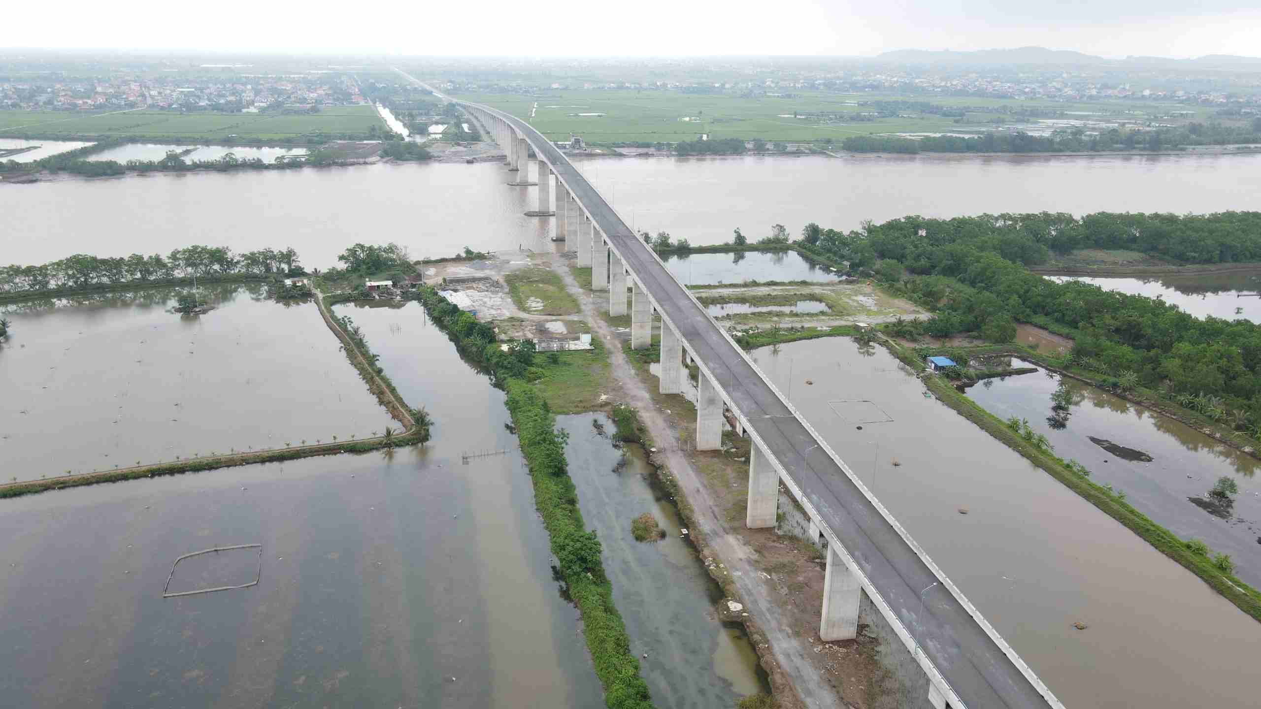 Trong đó, nhiều hạng mục cơ bản đã hoàn thành như cầu Lạch Họng và cầu Văn Úc. Riêng cầu Văn Úc đã hoàn thành từ tháng 5.2023 nhưng đến nay vẫn chưa được đưa vào sử dụng. 