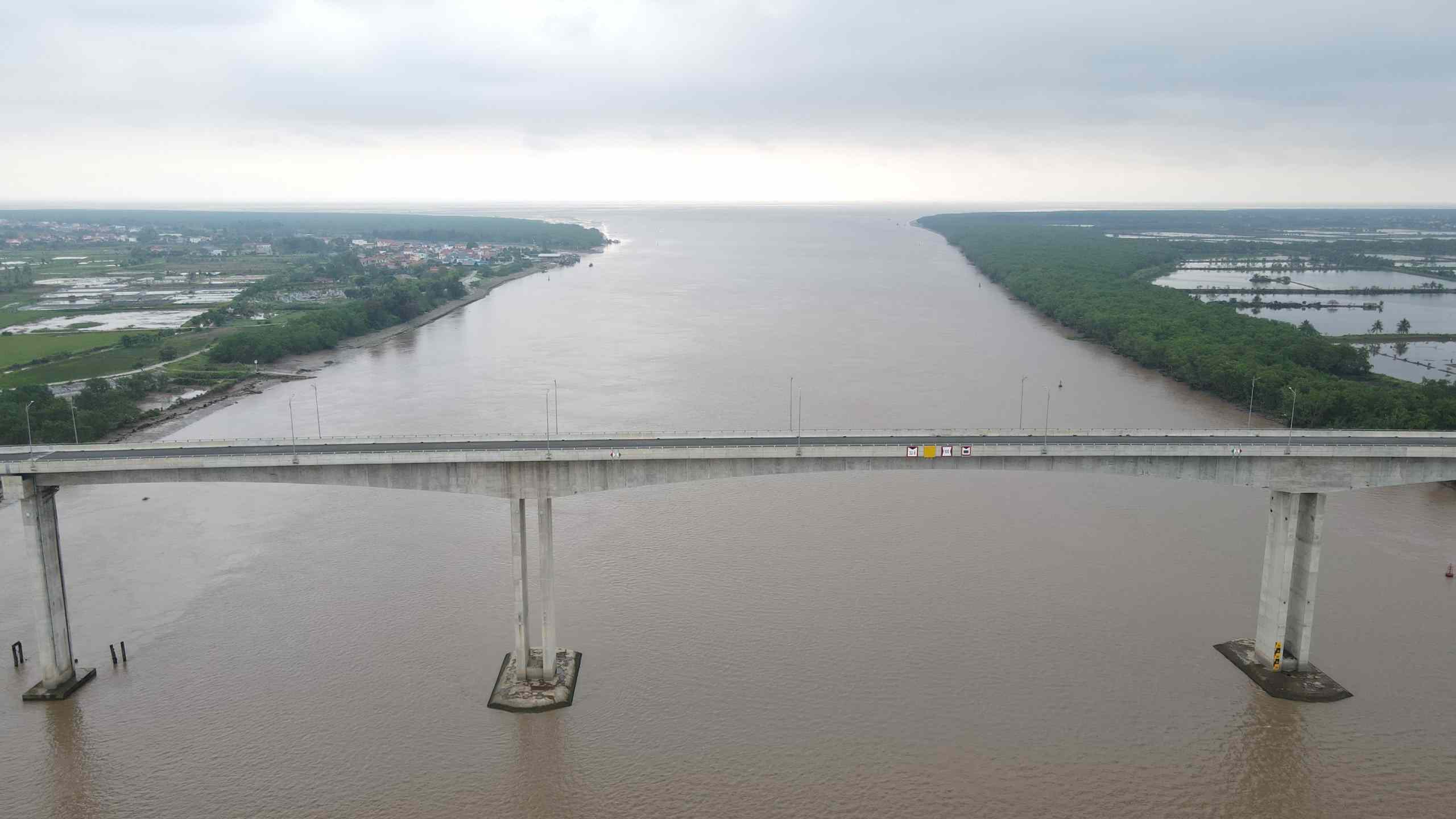 Cầu được xây dựng bằng bêtông cốt thép dự ứng lực đúc hẫng cân bằng và cầu dẫn dầm super T. Trong đó, phía huyện Kiến Thụy có 21 dầm và phía huyện Tiên Lãng là 27 dầm.