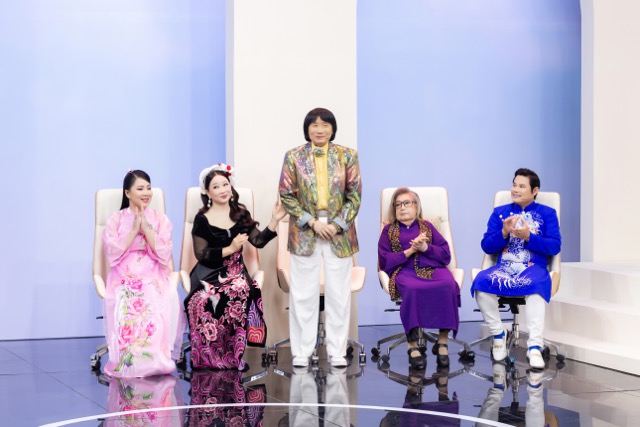 NSND Minh Vương kể thời vớt cá lia thia bán kiếm tiền. Ảnh: NSCC