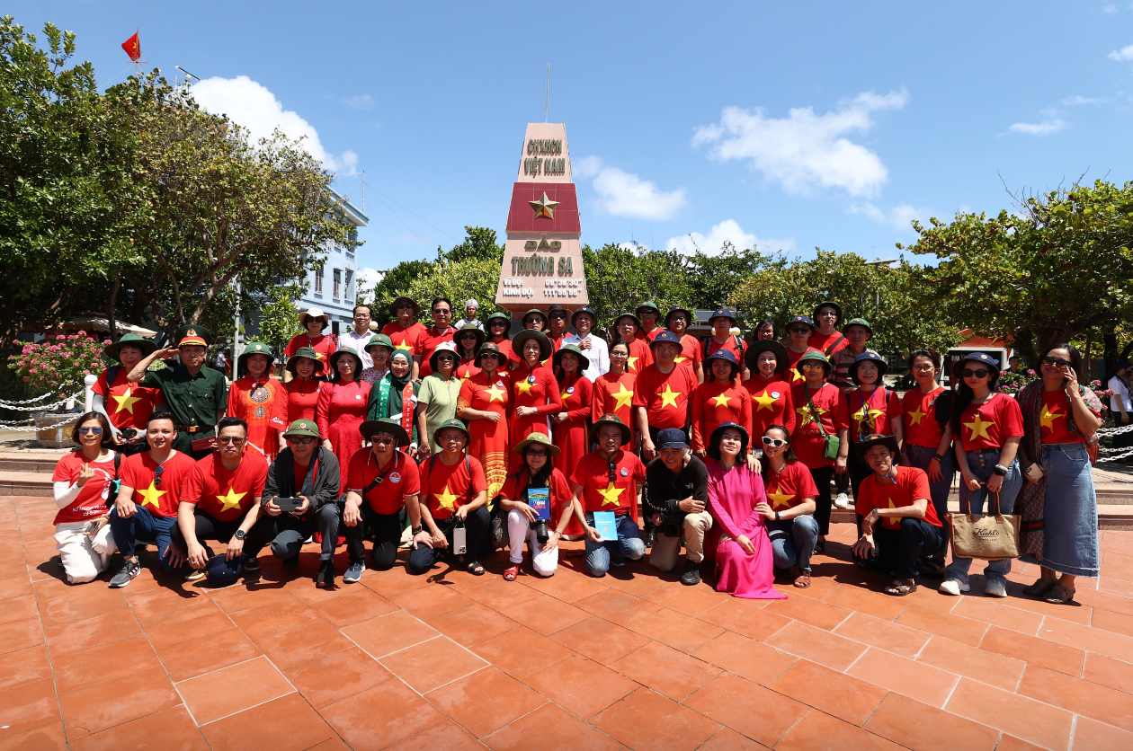 Đoàn công tác của Ủy ban Nhà nước về NVNONN và đại biểu kiều bào chụp ảnh lưu niệm tại Thị trấn Trường Sa dịp 30.4.2024. Ảnh: Ủy ban Nhà nước về NVNONN