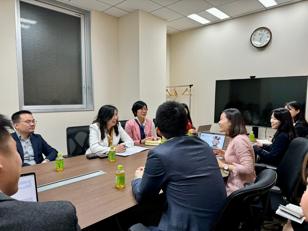 Thứ trưởng Lê Thị Thu Hằng (áo trắng) gặp gỡ đại diện thanh niên trí thức Việt Nam tại Nhật Bản, tháng 4.2024. Ảnh: Ủy ban Nhà nước về NVNONN