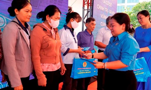 Chủ tịch LĐLĐ tỉnh Kiên Giang Trương Thanh Thúy tặng quà cho công nhân, đoàn viên, người lao động nhân dịp Tháng Công nhân. Ảnh: Nguyên Anh