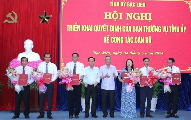 Nhiều cán bộ nhận quyết định điều động, phân công, luân chuyển của Tỉnh ủy Bạc Liêu. Ảnh: Nhật Hồ
