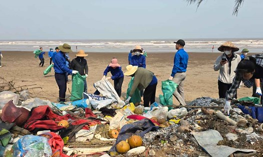 Đoàn viên thanh niên Công an tỉnh Nam Định tham gia dọn rác thải tại khu sinh thái Rạng Đông. Ảnh: Đoàn Ca