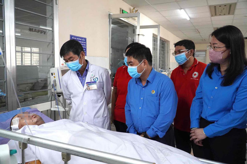 Đoàn công tác của Viện Khoa học An toàn và Vệ sinh lao động thăm hỏi các công nhân đang điều trị tại Bệnh viện Đa khoa Thống Nhất Đồng Nai. Ảnh: HAC 