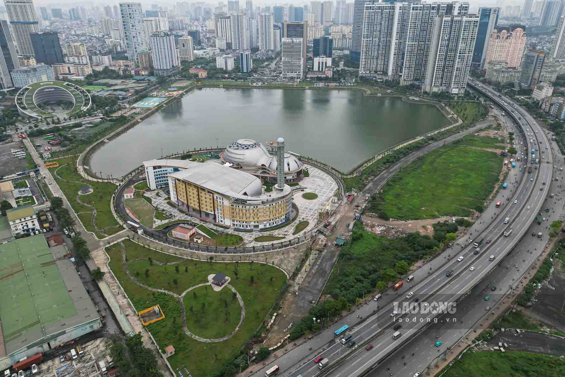 Dự án có tổng diện tích lên đến gần 40.000m2, vị trí tại khu công viên và hồ điều hòa CV1 thuộc Khu đô thị mới Cầu Giấy, sát đường Phạm Hùng, do Ban Quản lý dự án đầu tư xây dựng công trình văn hóa - xã hội TP Hà Nội làm chủ đầu tư.