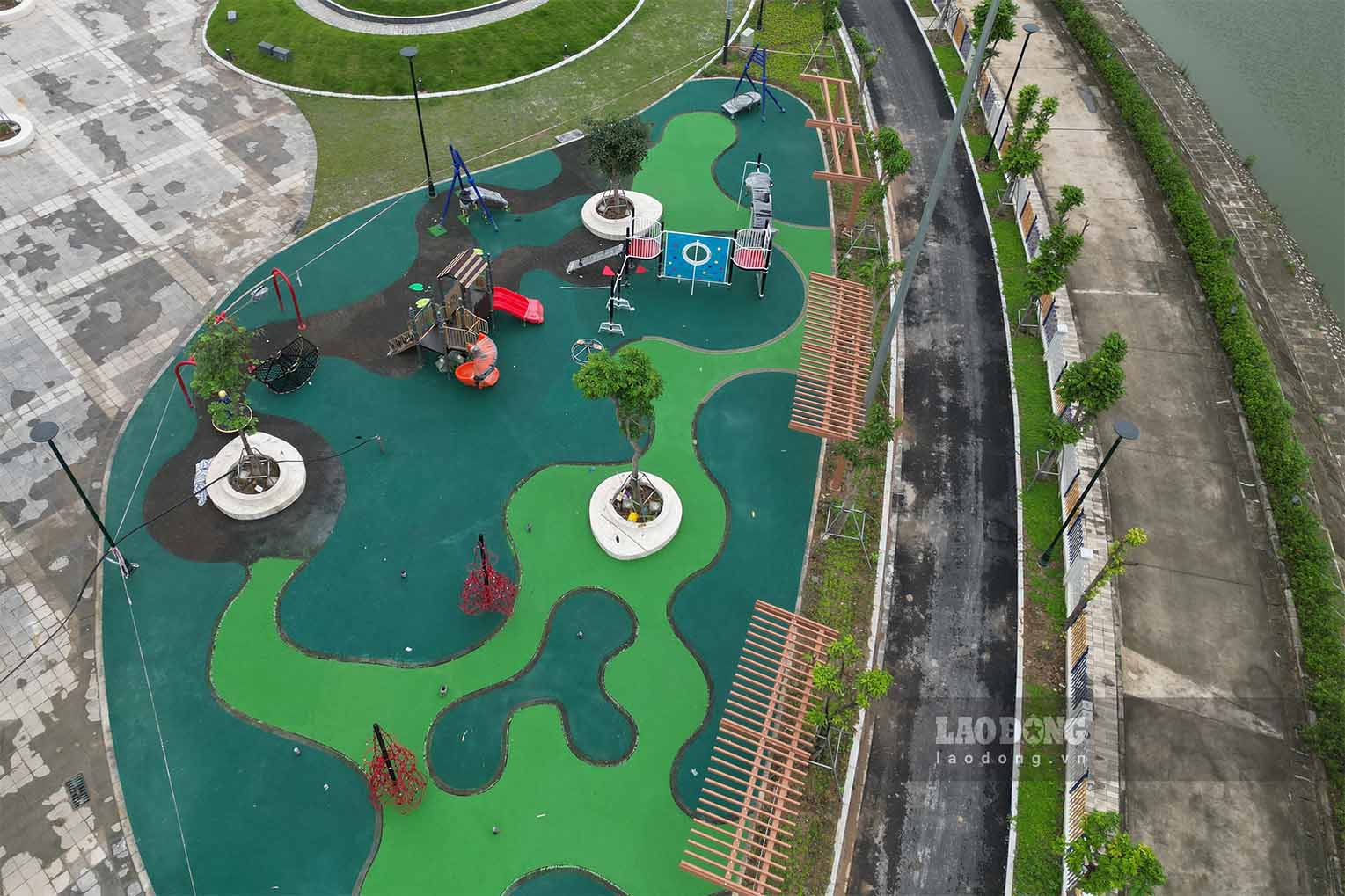 Các hạng mục khu vui chơi, sinh hoạt ngoài trời nằm tại công viên và hồ điều hòa CV1 cơ bản đã hoàn thiện, sẵn sàng kết nối với Cung Thiếu nhi.