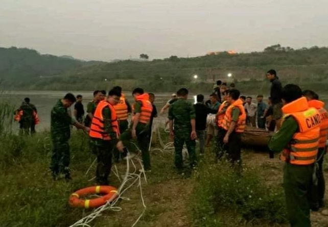 Các lực lượng tham gia tìm kiếm nạn nhân nhảy sông Hồng tự tử. Ảnh: Người dân cung cấp