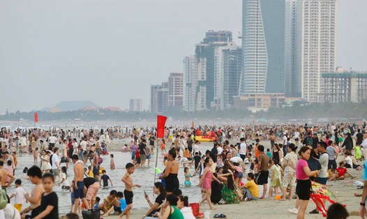 Các bãi tắm biển tại Đà Nẵng luôn đông khách trong những ngày nắng nóng vừa qua. Ảnh: Thùy Trang
