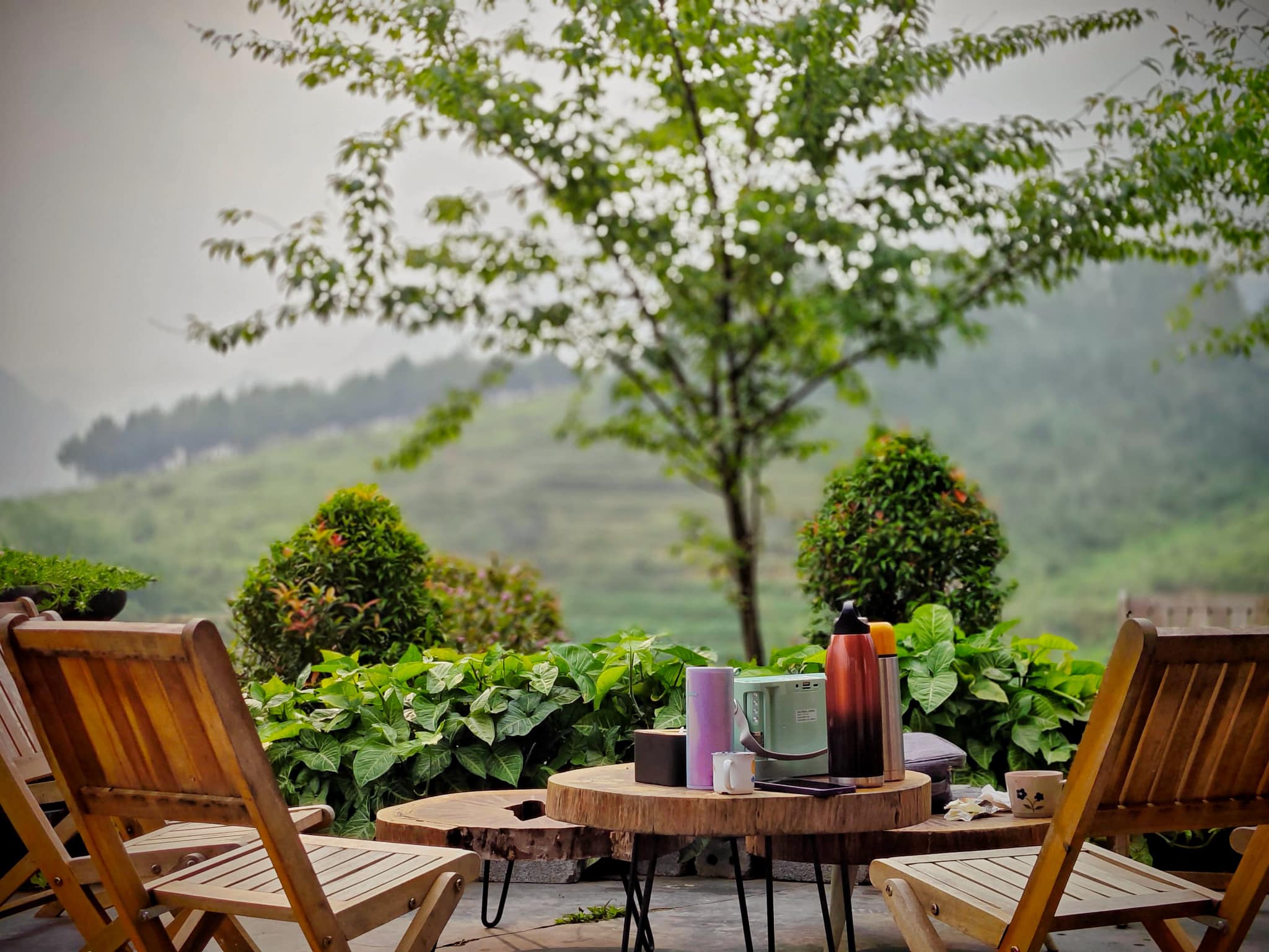 Buổi sớm uống trà Du Già rất thanh bình. Du khách có thể nghỉ lại trong những homestay rồi buổi sáng thưởng thức trà. Ảnh: Khương Minh