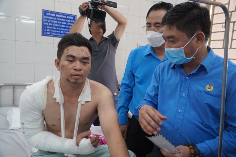 Ông Nguyễn Anh Thơ - Viện trưởng Viện Khoa học An toàn và Vệ sinh lao động - thăm hỏi nạn nhân vụ nổ lò hơi tại Công ty TNHH Sản xuất và Thương mại gỗ Bình Minh (Đồng Nai) vào ngày 2.5. Ảnh: Bảo Hân