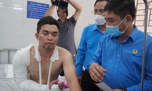 Ông Nguyễn Anh Thơ - Viện trưởng Viện Khoa học An toàn và Vệ sinh lao động - thăm hỏi nạn nhân vụ nổ lò hơi tại Công ty TNHH Sản xuất và Thương mại gỗ Bình Minh (Đồng Nai) vào ngày 2.5. Ảnh: Bảo Hân