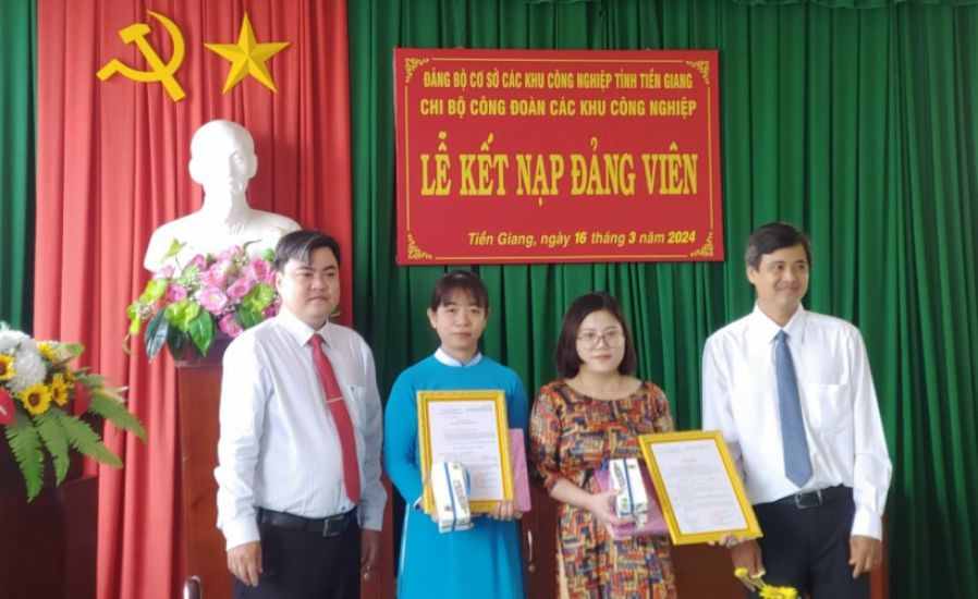 Chi bộ Công đoàn các khu công nghiệp tỉnh Tiền Giang tổ chức Lễ kết nạp 2 đoàn viên ưu tú vào Đảng. Ảnh: Lê Diễm