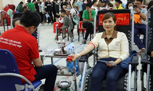Công nhân lao động Hà Nam hiến máu tình nguyện. Ảnh: Minh Hạnh