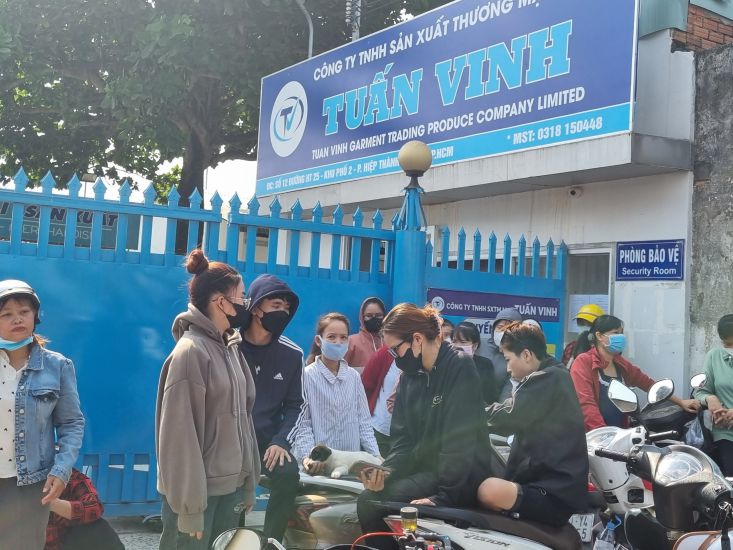 Công nhân tập trung đòi nợ lương Công ty Tuấn Vinh. Ảnh: Nam Dương