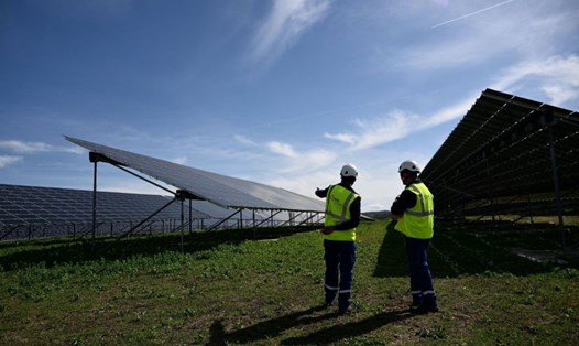 Với Kế hoạch Sobriété Énergétique, Pháp mong muốn thông qua việc thay đổi hành vi của cá nhân và tổ chức để đạt mục tiêu tiết kiệm năng lượng quốc gia.  Ảnh: AFP