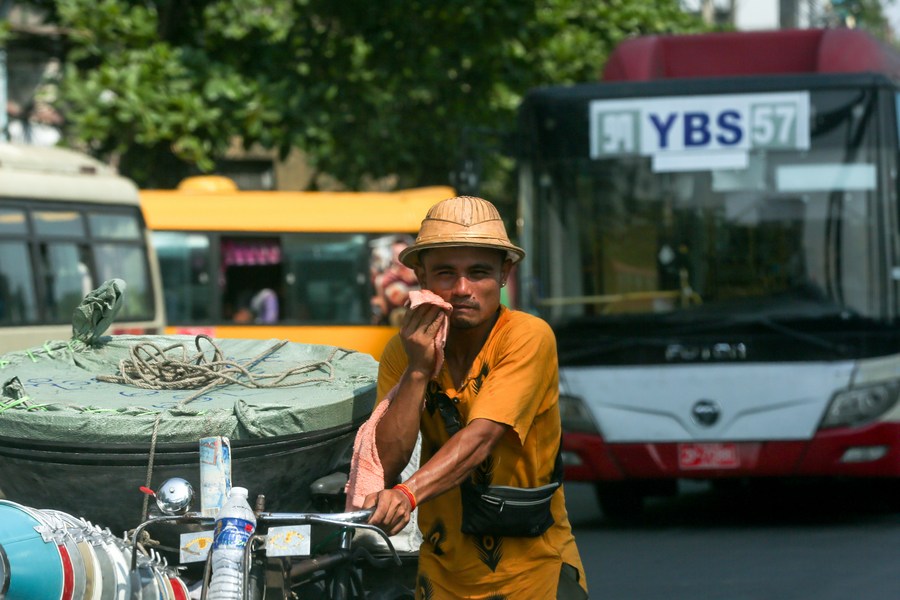 Nắng nóng gay gắt ở Yangon, Myanmar, ngày 5.4.2024. Ảnh: Xinhua