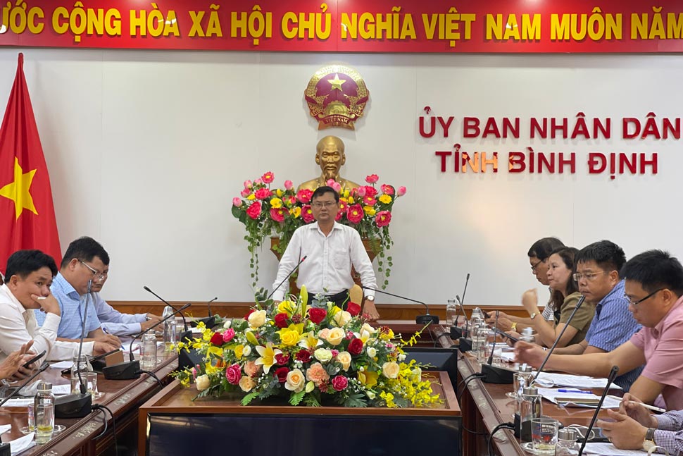 Phó Chủ tịch UBND tỉnh Bình Định Nguyễn Tự Công Hoàng chỉ đạo tại cuộc họp. 