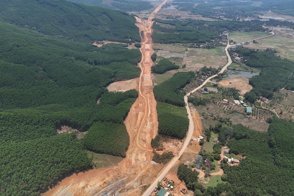 Dự án xây dựng đường bộ cao tốc Bắc - Nam đoạn qua huyện Hoài Ân (Bình Định). Ảnh: Hoài Luân