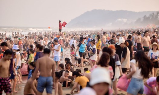 Bãi biển Sầm Sơn (Thanh Hóa) chật kín du khách trong
những ngày nghỉ lễ 30.4 - 1.5. Ảnh: Quách Du