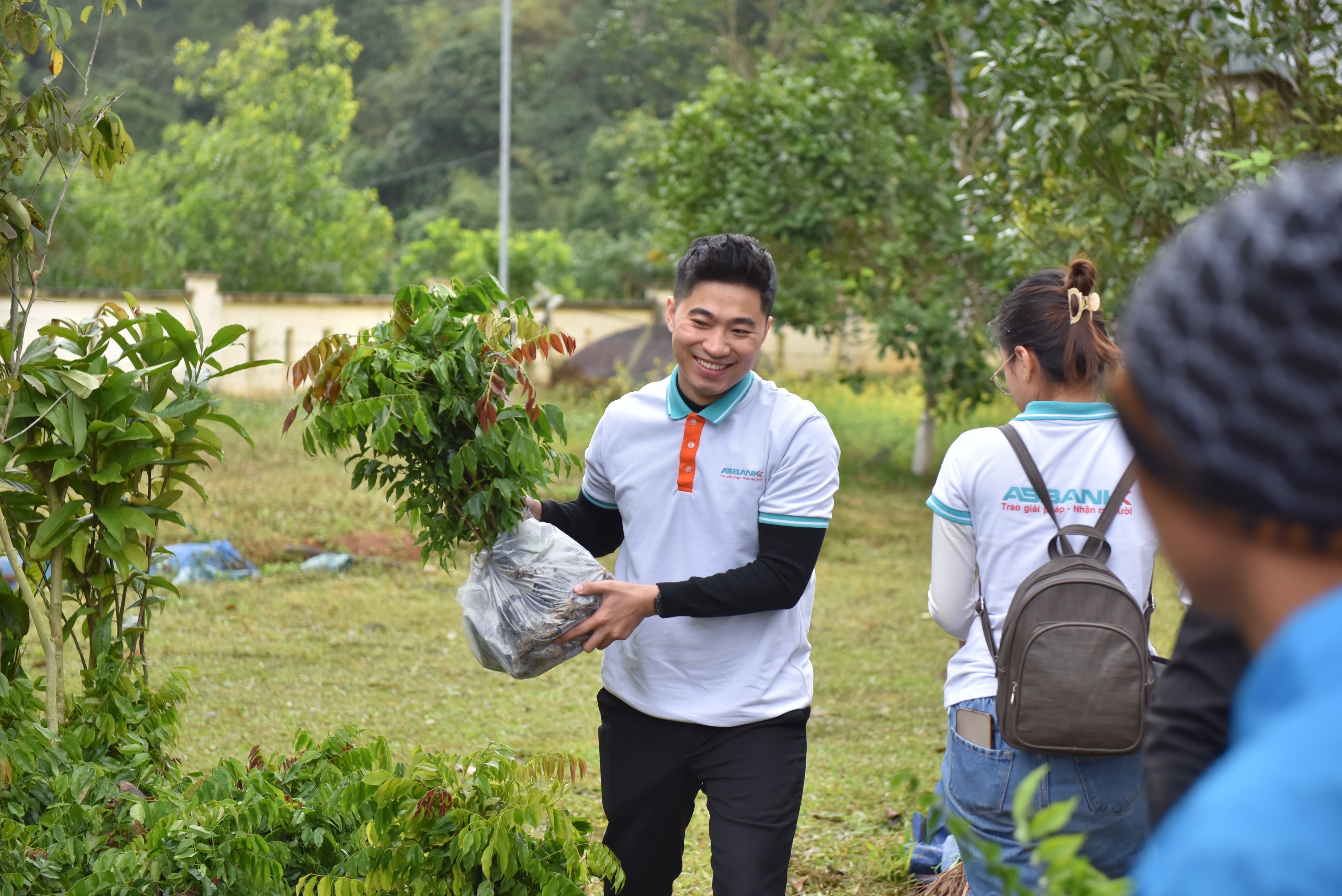 Tham gia cùng Ngân hàng trồng cây hỗ trợ người dân là một trong những hoạt động thiện nguyện ý nghĩa của CBNV ABBANK trong nhiều năm qua.