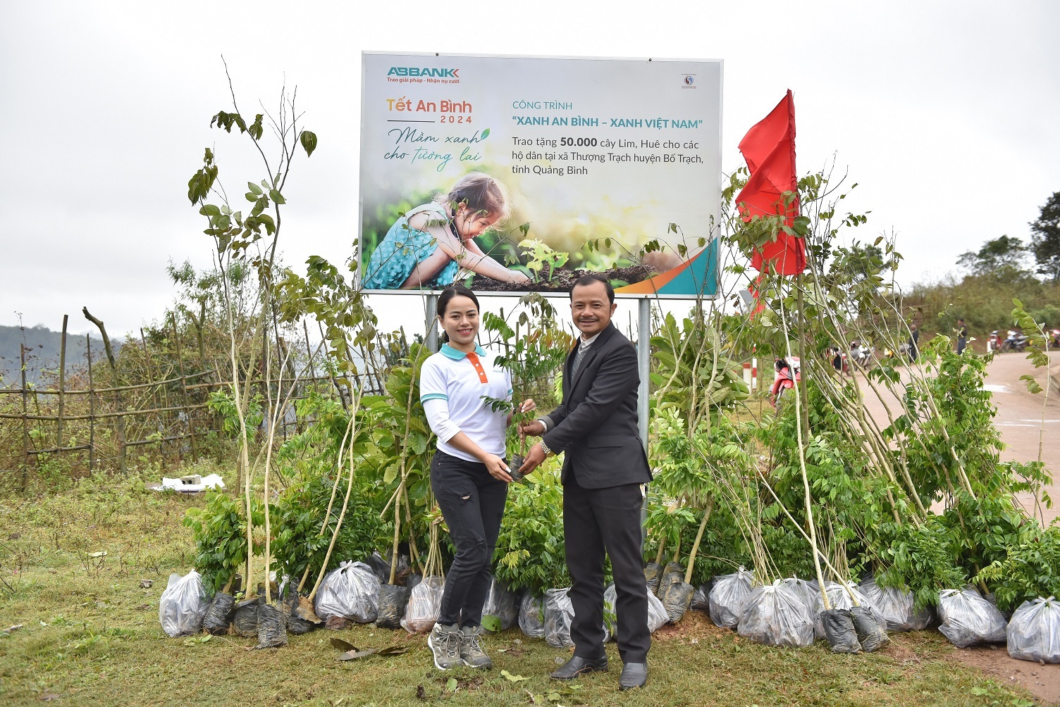ABBANK thành công gây quỹ và chính thức trao tặng 50.000 cây giống gỗ lớn Lim, Huê cho các hộ dân khó khăn tại xã Thượng Trạch, huyện Bố Trạch, tỉnh Quảng Bình.