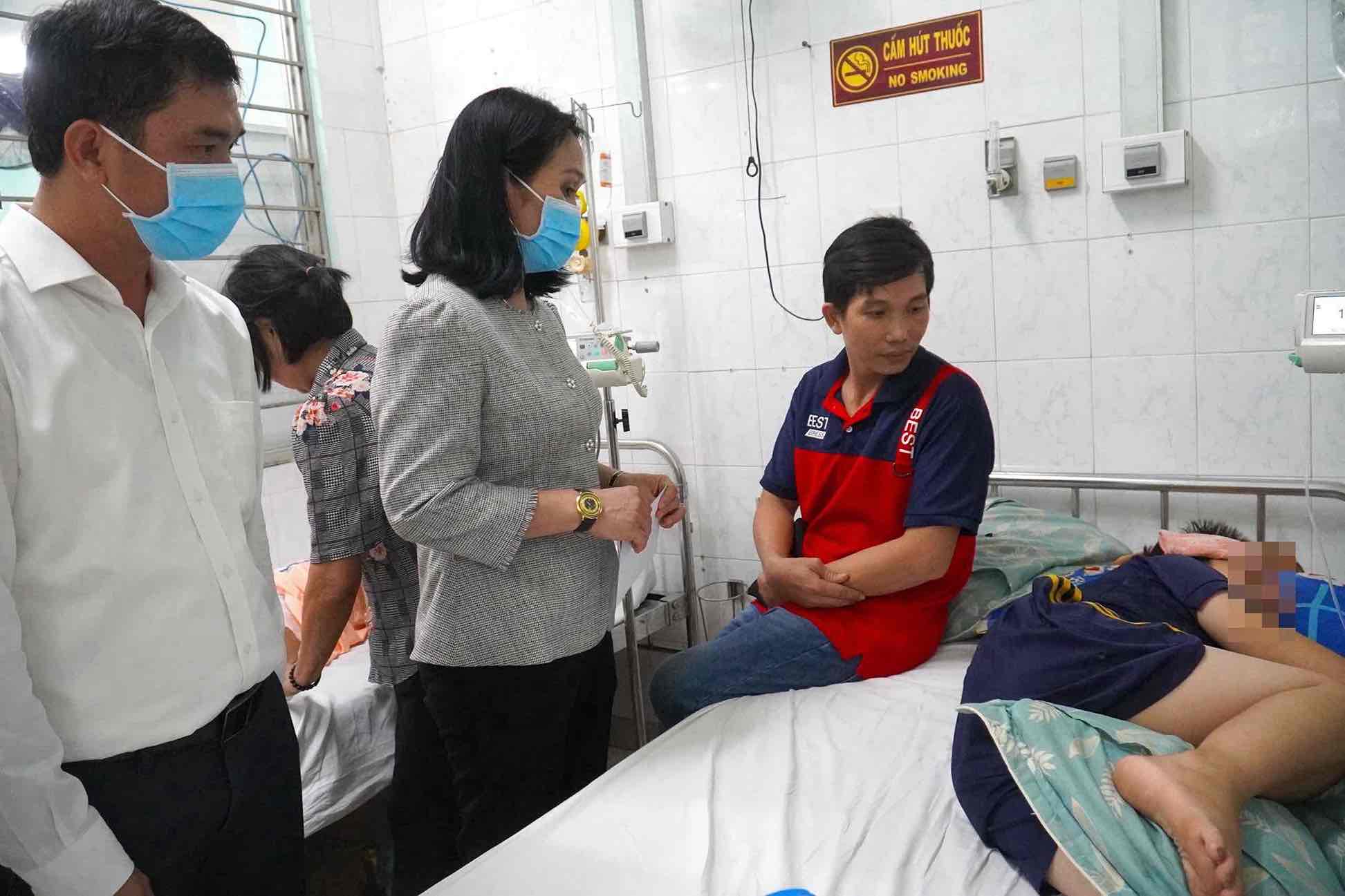 Lãnh đạo Thị ủy, UBND TP Long Khánh thăm hỏi động viên và tặng quà cho gia đình có người bị ngộ độc thực phẩm đang điều trị tại Bệnh viện nhi đồng Đồng Nai. Ảnh: HAC