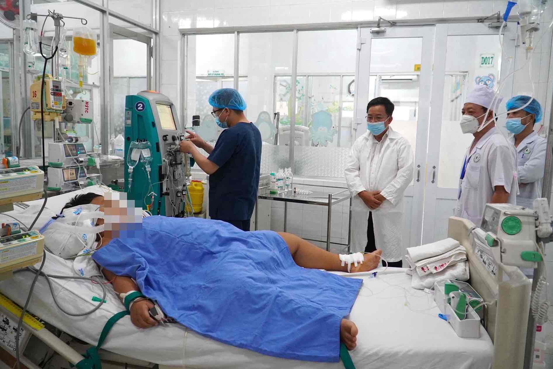 Giám đốc Sở y tế tỉnh Đồng Nai Lê Quang Trung thăm hỏi động viên y bác sĩ Bệnh viện nhi đồng Đồng Nai tích cực trong việc điều trị cho các bệnh nhân bị ngộ độc thực phẩm. Ảnh: HAC