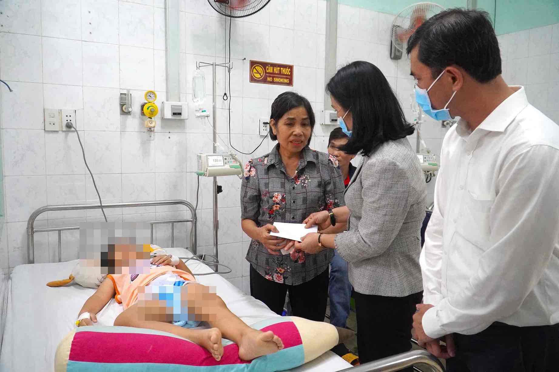 Lãnh đạo Thị ủy, UBND TP Long Khánh thăm hỏi động viên và tặng quà cho gia đình có người bị ngộ độc thực phẩm. Ảnh: HAC