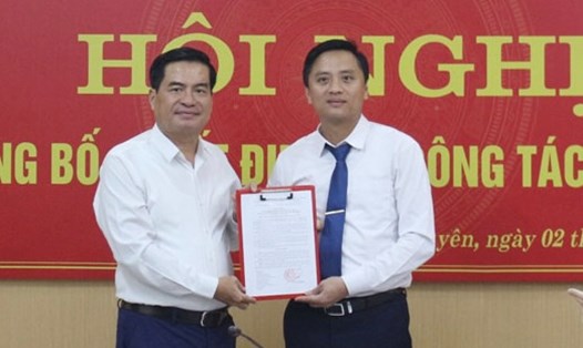 Ông Kiều Quang Khánh (bên phải) được bổ nhiệm giữ chức Phó Giám đốc Sở TNMT tỉnh Thái Nguyên. Ảnh: Dương Hưng.