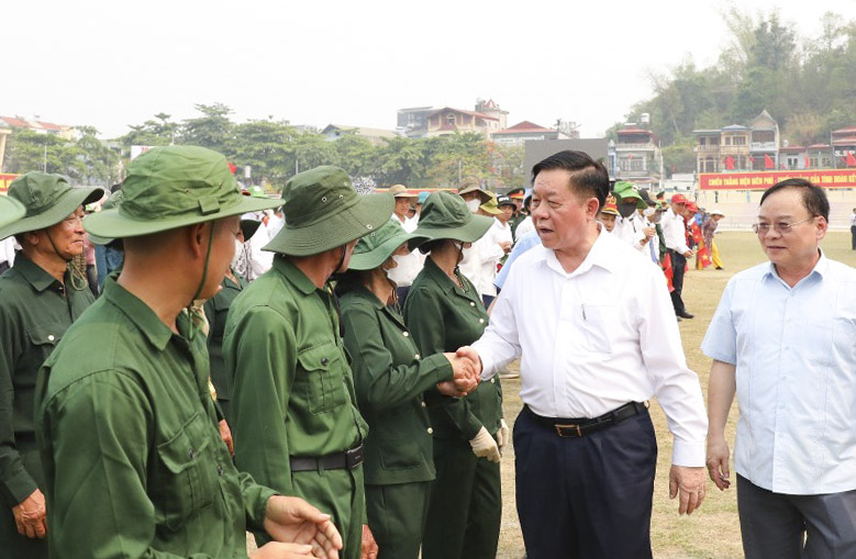 Trưởng Ban Tuyên giáo Trung ương Nguyễn Trọng Nghĩa thăm hỏi, động viên lực lượng diễu binh, diễu hành tham gia Lễ kỷ niệm 70 năm Chiến thắng Điện Biên Phủ. Ảnh: Hạ Trang