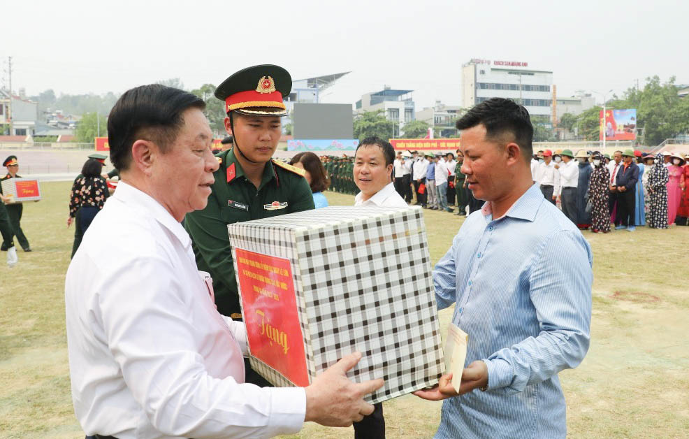 Trưởng Ban Tuyên giáo Trung ương Nguyễn Trọng Nghĩa tặng quà, động viên lực lượng diễu binh, diễu hành tham gia Lễ kỷ niệm 70 năm Chiến thắng Điện Biên Phủ. Ảnh: Hạ Trang