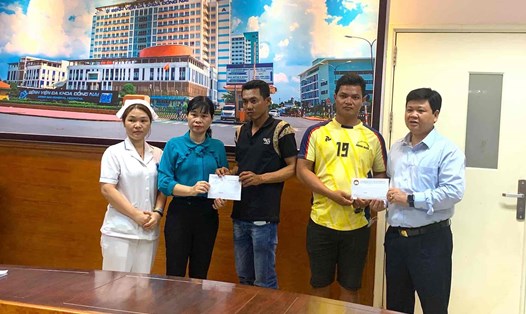 UBND tỉnh Đồng Nai, Ủy ban MTTQ Việt Nam tỉnh Đồng Nai trao hỗ trợ cho gia đình công nhân tử vong do tai nạn lao động. Ảnh: HAC